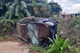 Chư Pưh: Ô tô con tránh xe chạy ngược chiều lao xuống lề đường hư hỏng nặng