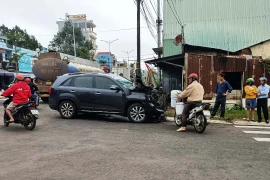 Pleiku: Va chạm với xe tải, ô tô 7 chỗ hư hỏng nặng