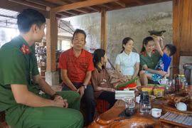 Ngã xuống để dân bình yên: Bố đi làm chưa về thôi phải không mẹ…