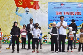 Trao 100 suất học bổng cho học sinh khuyết tật, có hoàn cảnh khó khăn tại huyện Kông Chro