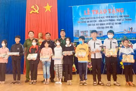 Tặng 105 bộ sách giáo khoa mới cho học sinh khó khăn huyện Đức Cơ