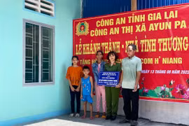 Trao nhà, tặng quà cho hộ nghèo, học sinh khó khăn tại Ayun Pa và Chư Sê