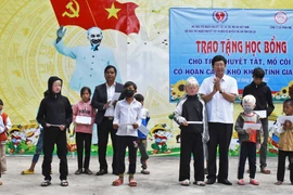 Trao 100 suất học bổng cho học sinh khuyết tật, có hoàn cảnh khó khăn tại huyện Kông Chro