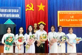 Chư Sê: 18 đoàn viên ưu tú là học sinh được kết nạp Đảng