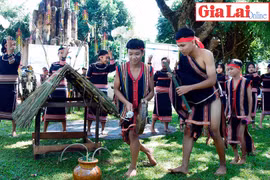 Sôi nổi liên hoan Cồng chiêng và hát dân ca thanh-thiếu niên dân tộc thiểu số