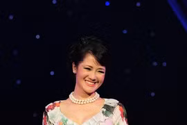 Hồng Nhung diện áo dài hoa cách điệu