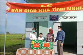 Phó Chủ tịch Thường trực HĐND tỉnh Trương Văn Đạt trao "Nhà tình nghĩa" cho hộ nghèo