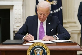 Ông Biden ký lệnh cấm sau khi Nga công nhận Donetsk và Lugansk