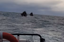 Cứu 6 ngư dân Bình Định trên tàu cá bị sóng đánh chìm