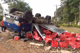 Gia Lai: Xe tải chở bia lật úp trên đường
