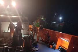 Vượt biển trong đêm cứu nạn kịp thời 5 ngư dân gặp nạn