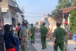 Nghi ngờ vợ quan hệ bất chính, mang dao đến chém "tình địch" tử vong