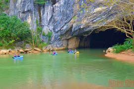 Khám phá chiều sâu bí ẩn động Phong Nha bằng kayak vào ban đêm