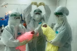 Mổ lấy cặp sinh đôi cho sản phụ mắc Covid-19, 1 bé đẻ bọc điều