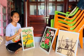 Học sinh lớp 9 'hô biến' mùn cưa thành tranh