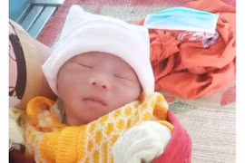 Đức Cơ: Bé trai sơ sinh bị bỏ rơi trong thùng xốp ven đường