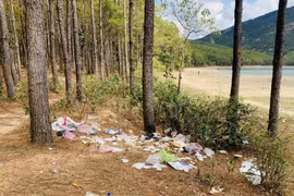 Rác thải "bủa vây" đập Tân Sơn