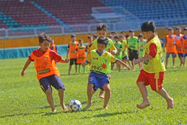 CLB Hoàng Anh GIa Lai : Sôi động ngày hội tuyển sinh cầu thủ "nhí"