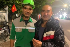 Anh lao công trả lại nhẫn kim cương nhặt được