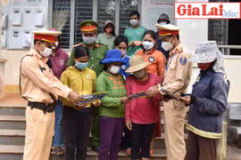 Chư Sê đa dạng hình thức tuyên truyền an toàn giao thông