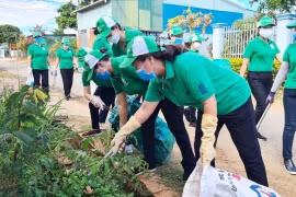 Pleiku ra quân thu gom rác thải tại khu vực công cộng