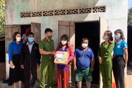 Chư Păh trao mô hình sinh kế cho hộ nghèo