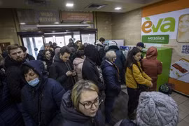 Sợ chiến tranh, dân Nga rút hơn 1 tỉ USD trong 1 ngày