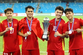 Thưởng 200 triệu đồng cho 4 cầu thủ Câu lạc bộ Hoàng Anh Gia Lai vô địch U23 Đông Nam Á
