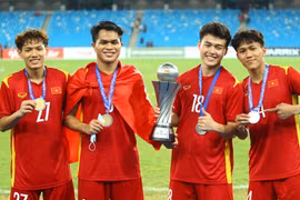 Thưởng 200 triệu đồng cho 4 cầu thủ Câu lạc bộ Hoàng Anh Gia Lai vô địch U23 Đông Nam Á