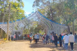 Hàng ngàn người đổ về khu du lịch ở Đắk Nông dịp Tết, phòng nghỉ chật kín