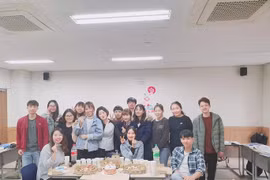 Du học sinh xích lại gần nhau cùng đón Tết xa quê