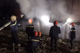 Cháy cửa hàng điện nước lúc rạng sáng mùng 1 Tết