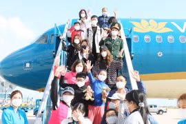 Khách du lịch 'xông đất' Khánh Hòa ngày đầu năm Tết cổ truyền