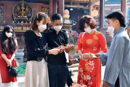 Gia Lai: Người dân nô nức đi lễ chùa, tảo mộ đầu năm