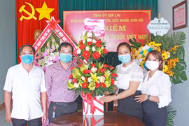 Lãnh đạo Báo Gia Lai thăm, chúc mừng các đơn vị y tế nhân dịp 27-2