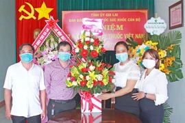 Lãnh đạo Báo Gia Lai thăm, chúc mừng các đơn vị y tế nhân dịp 27-2