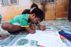 Gia Lai: Một cá nhân nhận hỗ trợ 20 triệu đồng/năm cho cậu bé Đức bị khuyết tật