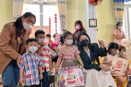 Nữ DJ Mie tặng quà trẻ mồ côi tại Gia Lai