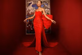 Hoa hậu H'Hen Niê chào năm 2022 với sắc đỏ rực rỡ