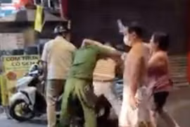 Khởi tố người đàn ông kẹp cổ công an ở phố Tây Bùi Viện, TP HCM