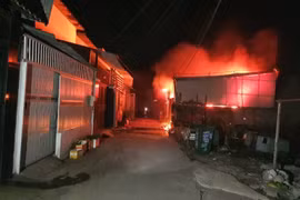 TP.HCM: Cháy lớn nhà dân tối mùng 3 Tết