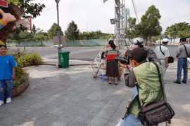 Nghề 'hot' ngày tết: Chụp ảnh dạo kiếm gần nửa triệu mỗi ngày