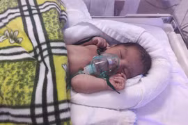 Bé sơ sinh bị bỏ rơi ngoài vườn chuối giữa thời tiết giá rét