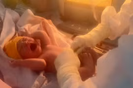 Gia Lai: Bé trai con sản phụ F0 chào đời an toàn trong đêm Giao thừa