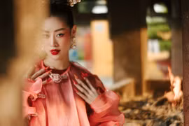 Hoa hậu Khánh Vân đẹp ma mị khi diện áo dài dịp đầu Xuân