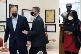 Phu quân phó tổng thống Mỹ thoát hiểm trước đe dọa đánh bom