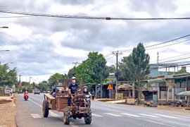 Xe tải, xe công nông chở người: Ẩn họa khôn lường