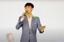 Dân mạng bàn tán clip hát live của Hồ Văn Cường