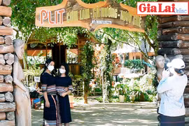 Gà nướng, cơm lam "đốn tim" du khách