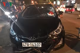 Xe con tông liên hoàn 3 xe máy, gần chục người nhập viện